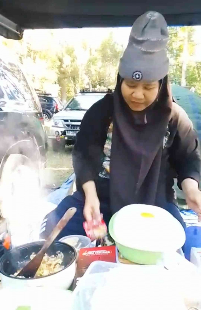 Memasak bakmi legendaris saat camping. Why not?(Dokumentasi pribadi: Isti Yogiswandani)