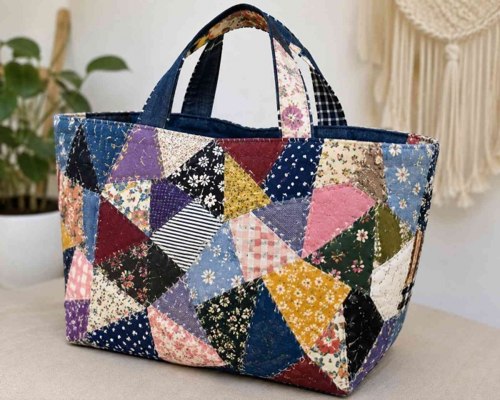 Kreasi tas unik, memanfaatkan sisa limbah konveksi dengan teknik mosaic stitching. (Sumber foto: Jandris_Sky)