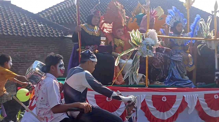 Semarak Karnaval HUT RI ke 81: Merah putih di dada Santri Babussalam (Dokumentasi pribadi: Isti Yogiswandani)