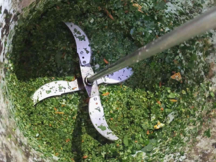 Pencacahan daun singkong, kangkung, dan sawi sebagai bahan pakan ayam. (Sumber foto: Jandris_Sky)