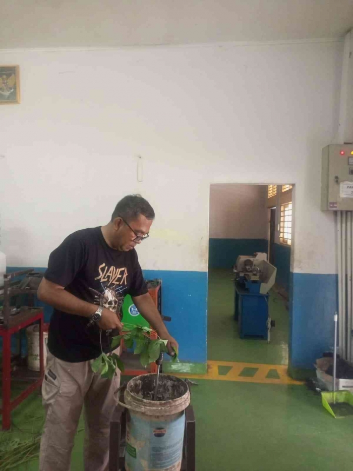 Daun singkong, kangkung, dan sawi sebagai bahan pakan ayam menggunakan mesin pencacah. (Sumber foto: Jandris_Sky)
