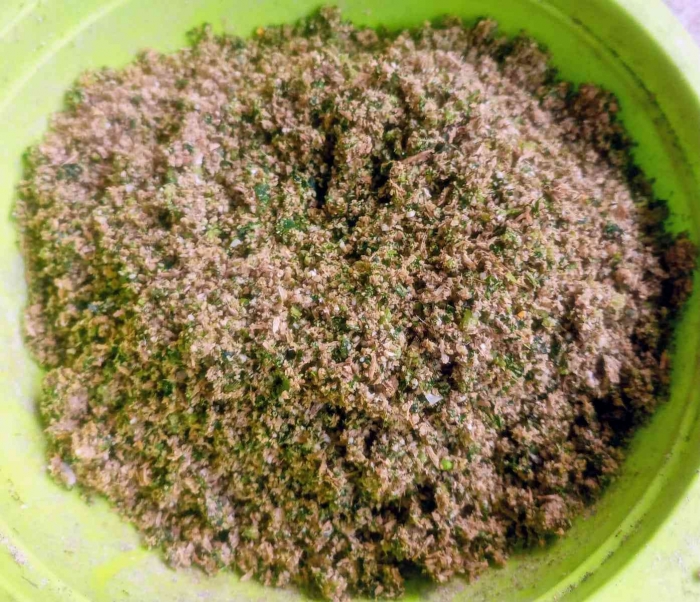 Pencampuran dedak dengan hasil cacahan daun singkong, sawi dan kangkung (Sumber foto: Jandris_Sky)