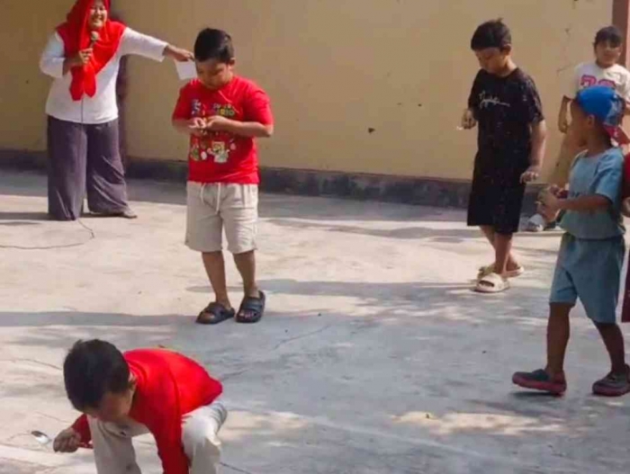 Kloter 3 lomba membawa kelereng memakai sendok (Sumber: Dokumentasi pribadi/Isti Yogiswandani)
