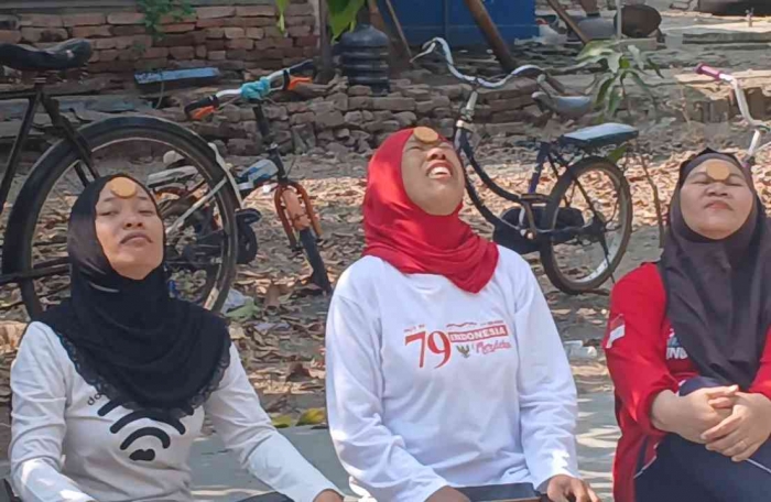 Lomba makan biskuit untuk para mamah (Dokumentasi pribadi RT 11/Isti Yogiswandani)