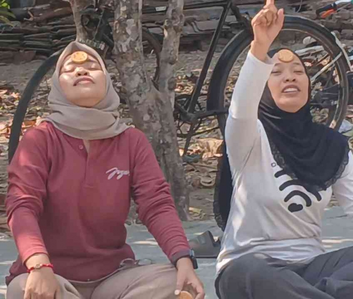 Sibling. Kakaknya dapat juara (Dokumentasi pribadi RT 11/Isti Yogiswandani)