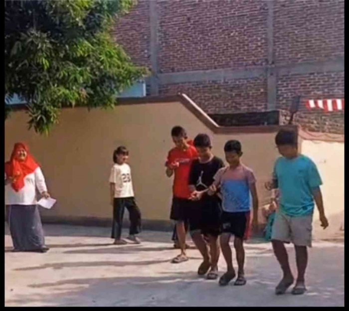 Kloter pertama lomba membawa kelereng memakai sendok (Sumber: Dokpri/Isti Yogiswandani)