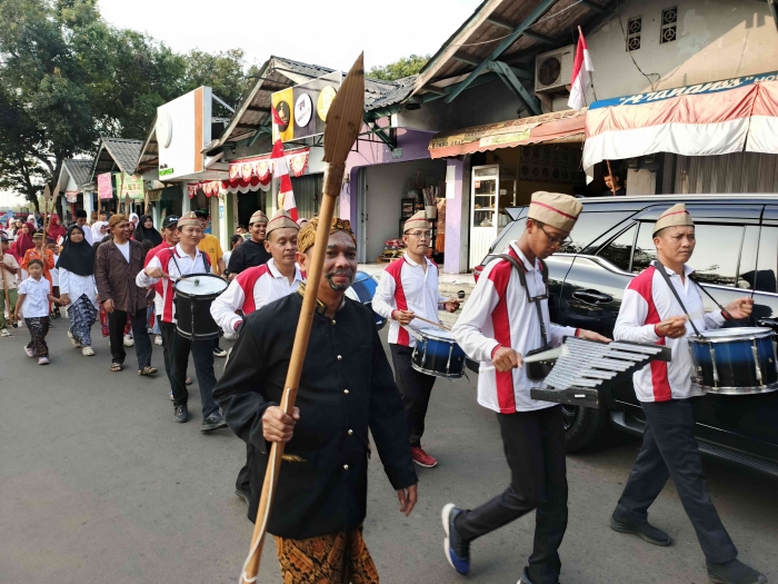 Iringan drumband menambah meriah suasana karnaval. (Sumber foto: Jandris_Sky)