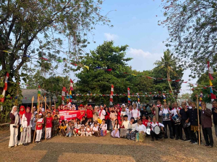 Foto bersama warga Guyup Tentrem RT 003 RW 011 Halim Perdanakusuma Jakarta Timur. (Sumber foto: Jandris_Sky)