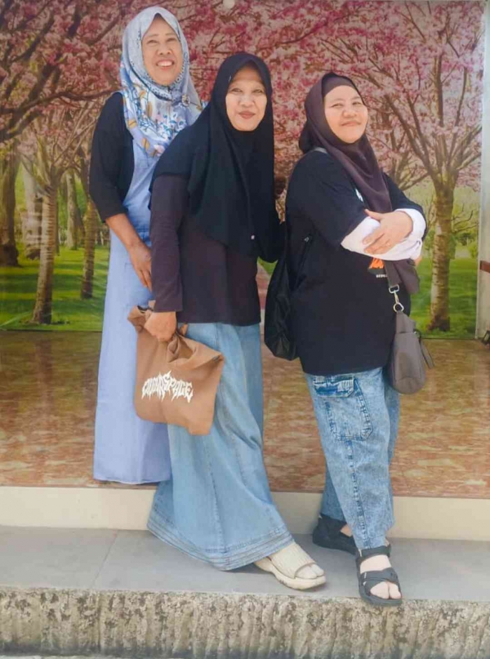 Tidak janjian, tapi bisa sehati pakai dress code atas hitam badan jins(Dokumentasi pribadi RT 11/Bu RT)