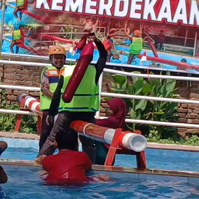 Serunya perang bantal dalam HUT 81 RI di New Tweety Magetan (Dokumentasi pribadi: Isti Yogiswandani)