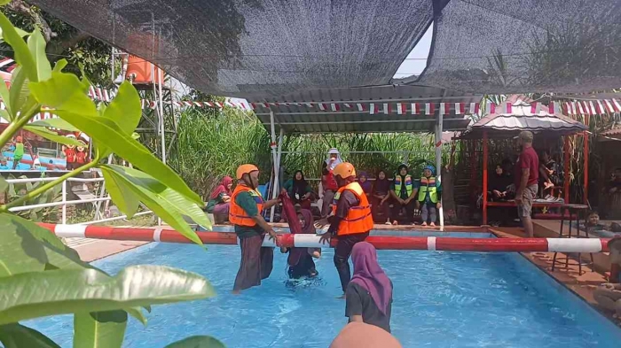 Serunya perang bantal dalam HUT 81 RI di New Tweety Magetan (Dokumentasi pribadi: Isti Yogiswandani)