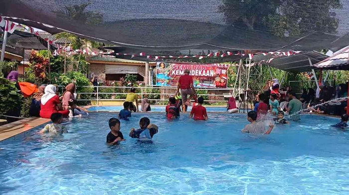 Keasyikan anak-anak di sekitar kolam renang (Dokumentasi pribadi: Isti Yogiswandani)