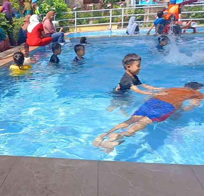 Ayuk berenang (Dokumentasi pribadi: Isti Yogiswandani)