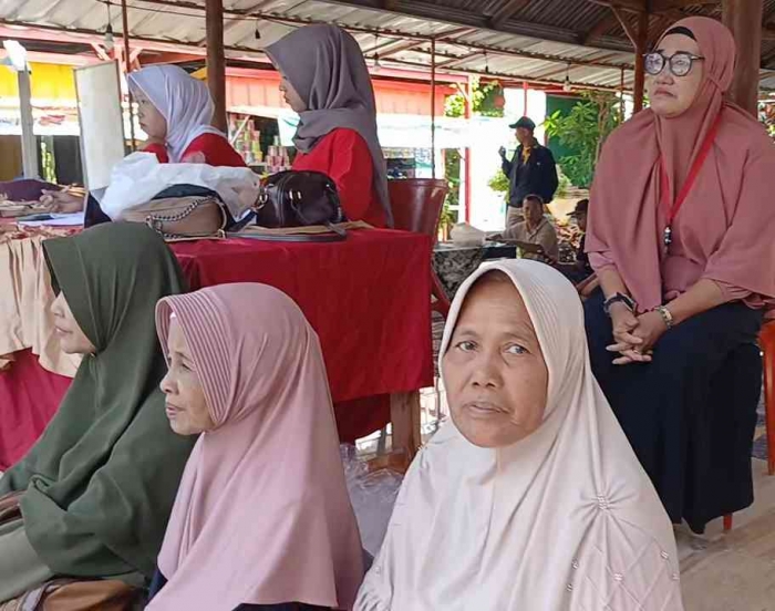 Para mamah menonton saja ya, nggak ikut berenang, hehehe (Dokumentasi pribadi: Isti Yogiswandani)