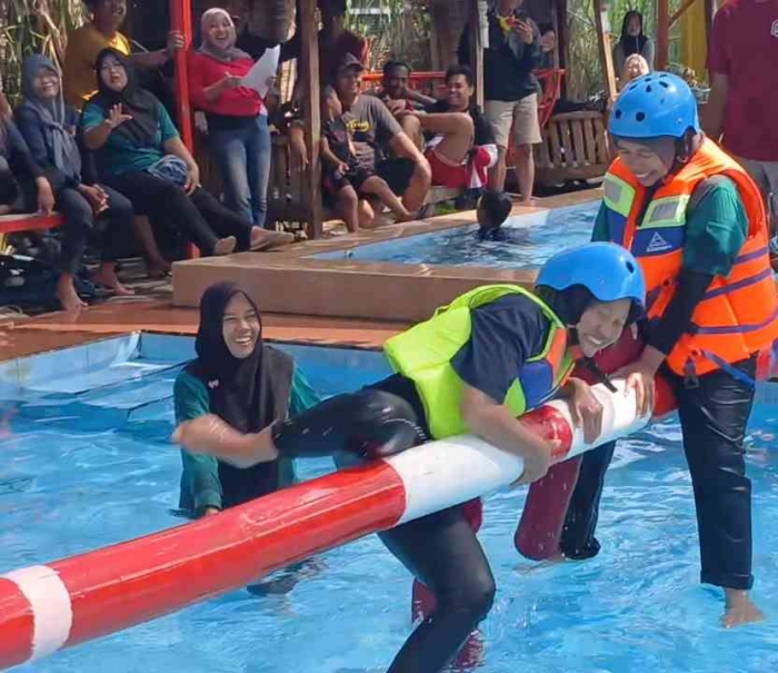 Serunya perang bantal dalam HUT 81 RI di New Tweety Magetan (Dokumentasi pribadi: Isti Yogiswandani)