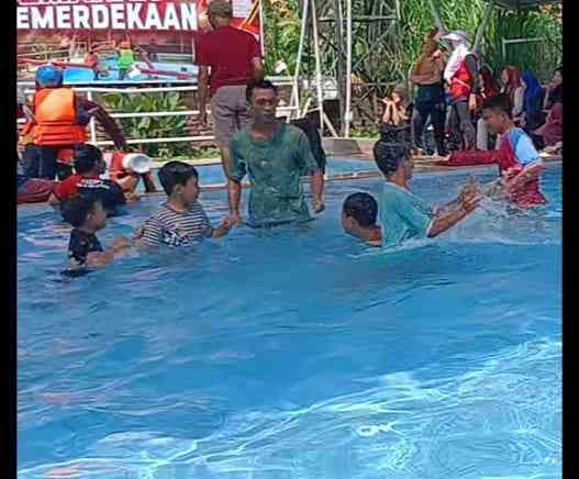 Ayuk berenang (Dokumentasi pribadi: Isti Yogiswandani)