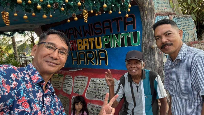 (Foto Selfie) Dengan Bapak Nus Lewol (~87 tahun) penemu taman wisata dan pembuat Pantai Batu Pintu selama 27 Tahun.