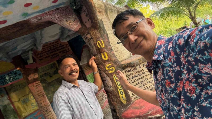 (Foto selfie dengan camera HP sendiri) Tiang masuk sebelah kanan di Taman wisata Pantai Batu Pintu, Haria.