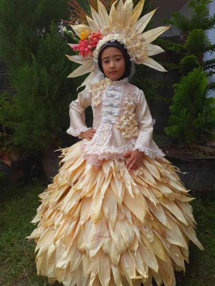 Busana ramah lingkungan dari limbah kulit jagung. (Sumber foto: Titi Ngatijah/Pinterest)