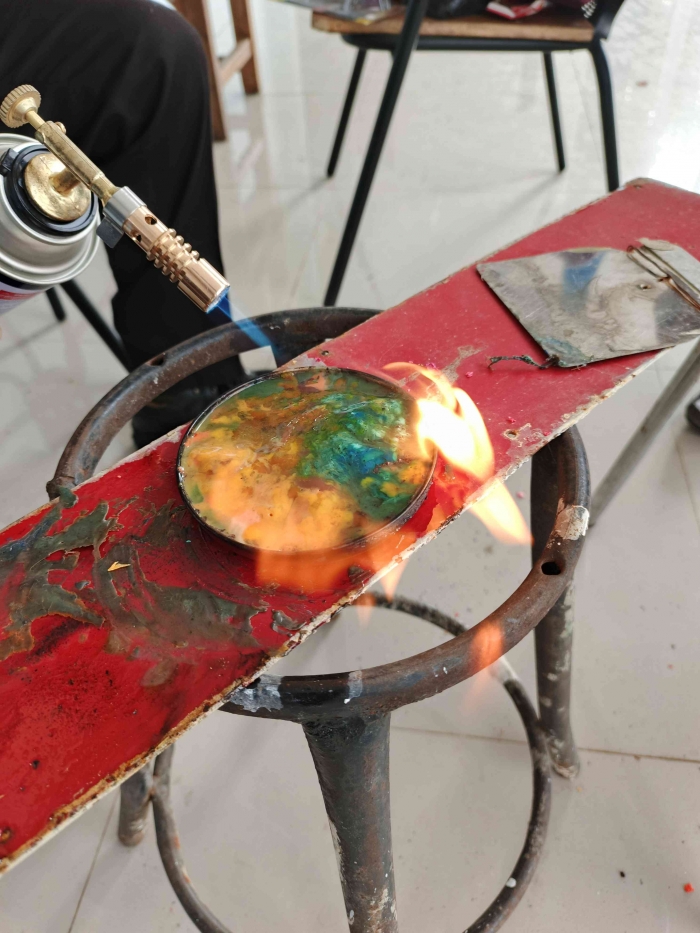 Pemanasan limbah tutup botol plastik menggunakan gas portabel. (Sumber foto: Jandris_Sky)