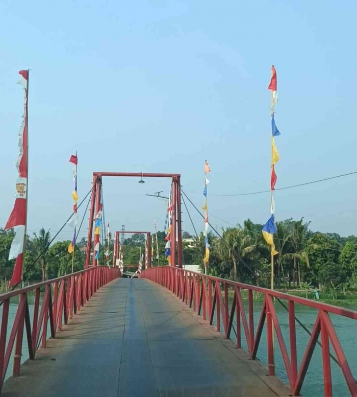 Jembatan Merah Citarum penghubung Karawang dan Purwakarta Jawa Barat. (Sumber foto: Jandris_Sky)