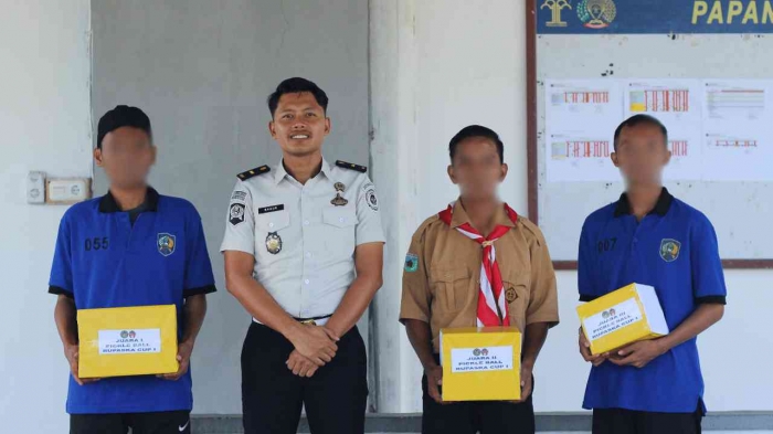 Pemberian hadiah kepada peserta lomba HUT RI, di Rutan Pasangkayu