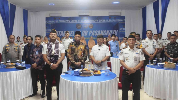 Suasana sesi foto bersama kegiatan Pisah sambut Kepala Rutan Pasangkayu
