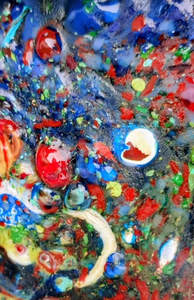 Lukisan abstrak dari daur ulang limbah tutup botol plastik. (Sumber foto: Jandris_Sky)
