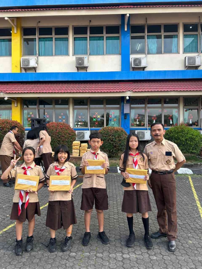 Pembagian hadiah estafet balon bersama Bapak Widodo Antonius. Foto dokpri