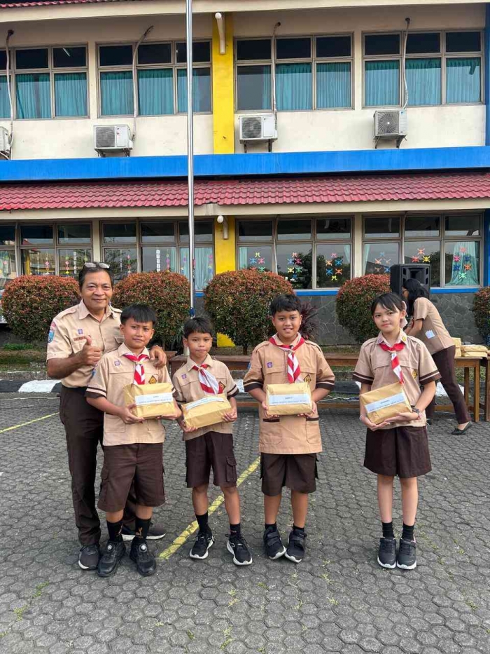 Pembagian hadiah futsal berdaster oleh Bapak Ignasius Sugeng Cahyono. Foto dokpri