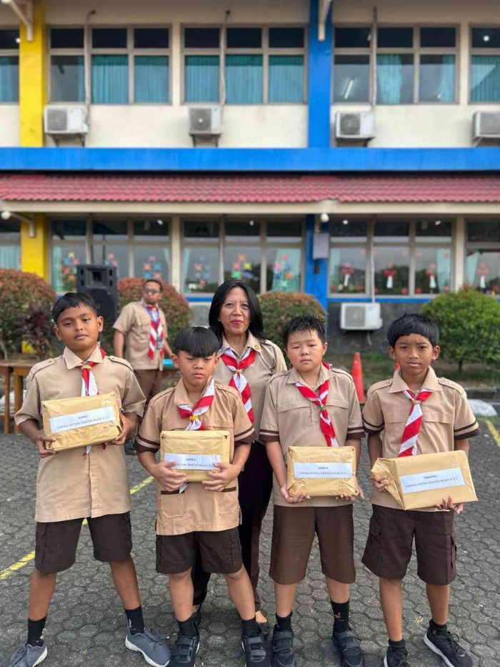 Pembagian Hadiah Tarik Tambang oleh Ibu Yustina Gunarti. Foto dokpri
