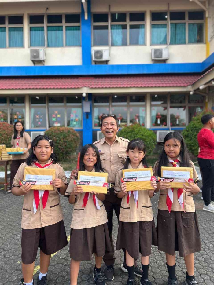 Pembagian hadiah lomba menyanyi solo. Foto dokpri.