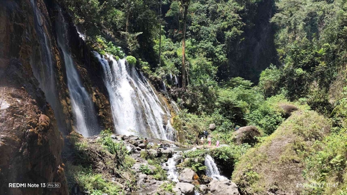 Sebuah air terjun di depan Goa Tetes, Lumajang. (Dokumen pribadi)