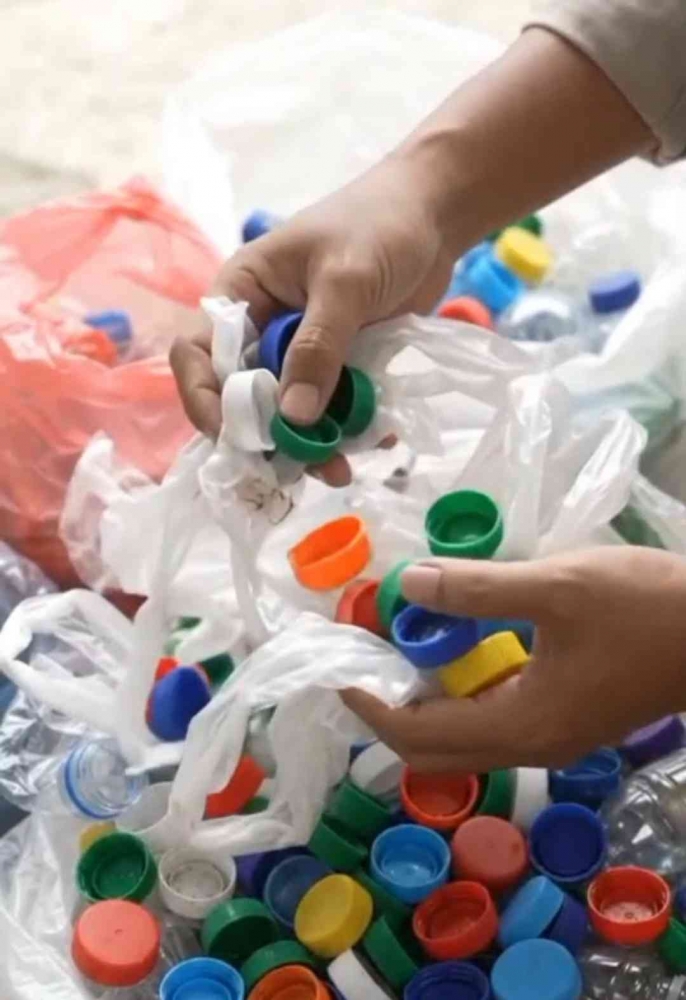Limbah kantong kresek bekas dan tutup botol plastik. (Sumber foto: Jandris_Sky)