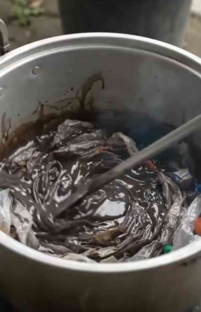 Pemanasan limbah kantong kresek bekas dan tutup botol. (Sumber foto: Jandris_Sky)
