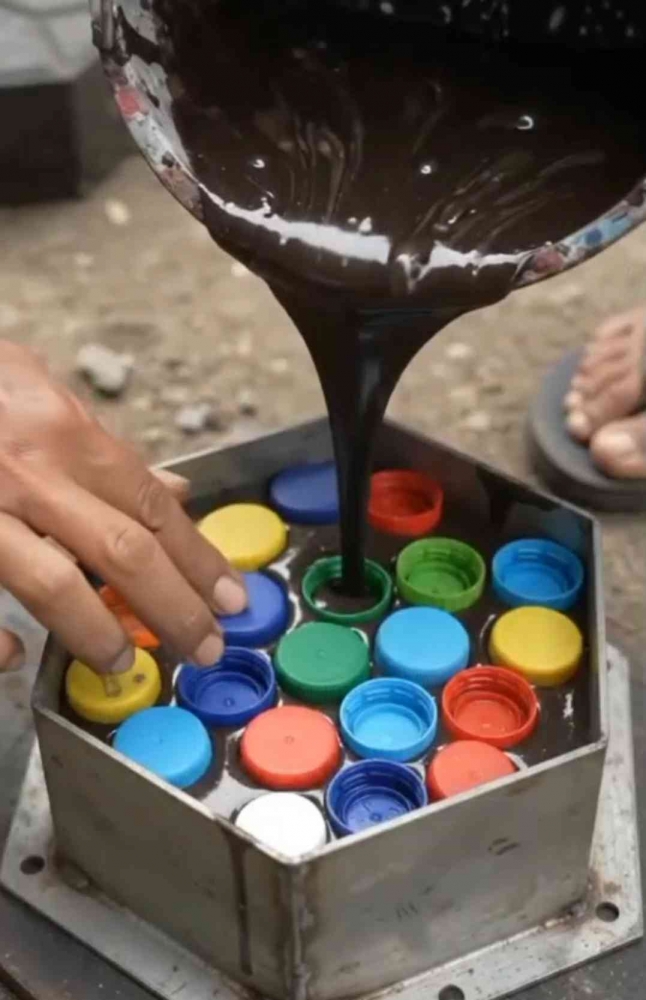 Peleburan kantong kresek bekas dan tutup botol dimasukkan kedalam cetakan. (Sumber foto: Jandris_Sky)