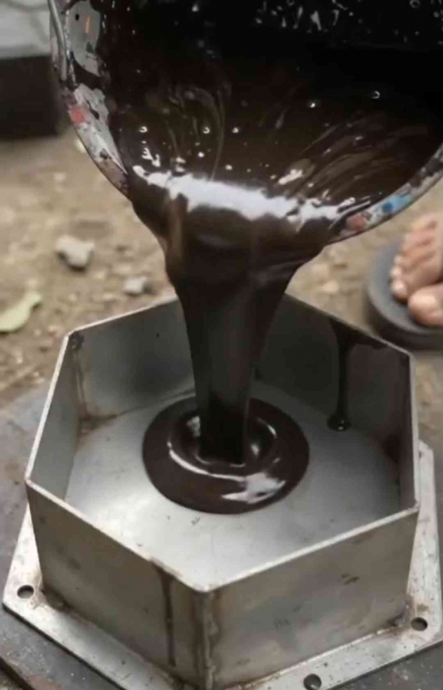 Peleburan kantong kresek bekas dan tutup botol dimasukkan kedalam cetakan. (Sumber foto: Jandris_Sky)