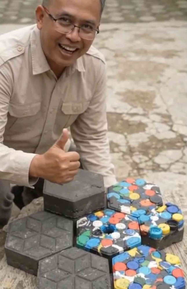 Limbah plastik Jadi paving block, inovasi sederhana untuk kurangi sampah. (Sumber foto: Jandris_Sky)