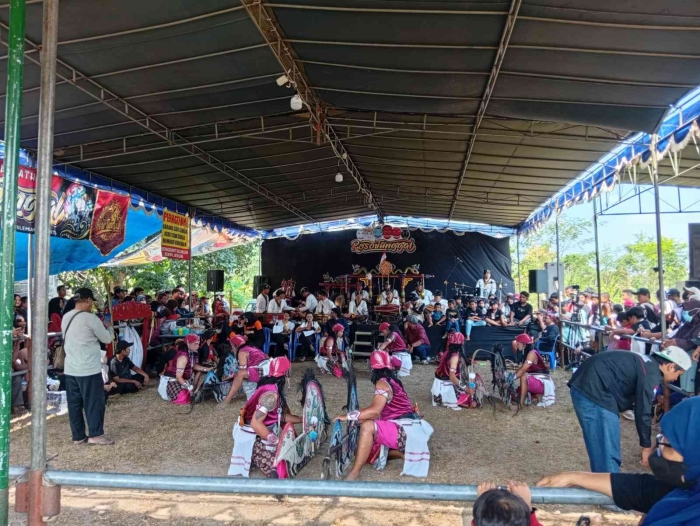 (para penari jathilan sedang beraksi, dokpri)