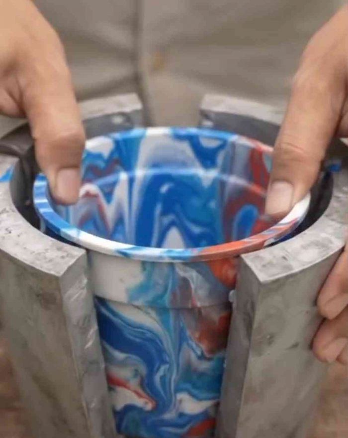 Mencetak limbah tutup botol plastik didaur ulang menjadi kreativitas pot bunga. (Sumber foto: Jandris_Sky)