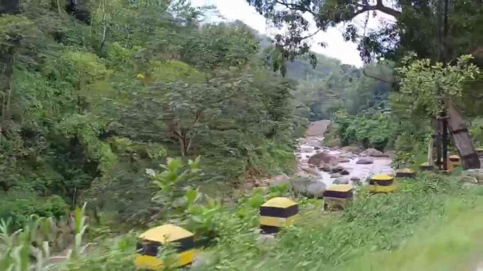 Pemandangan jalanan menuju Tegalombo, Pacitan (dokumentasi pribadi)