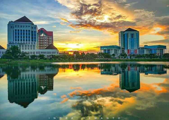 Suasana senja di tepian Danau Unesa Lidah Wetan (Dok. Love Suroboyo)