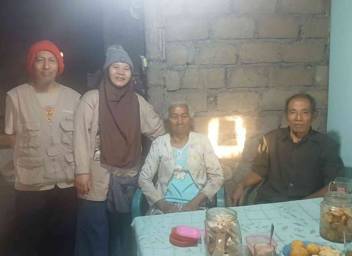 Berpose bersama Pak Tulus dan Bu Narti yang menjamu kami dan memberi banyak oleh-oleh (Dokumentasi pribadi: Isti Yogiswandani)