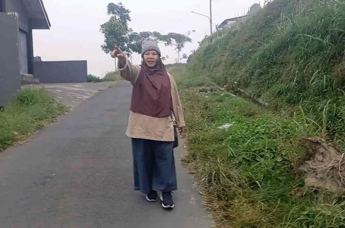 Jalan pagi ke pemukiman penduduk saat camping(Dokumentasi pribadi: Isti Yogiswandani)