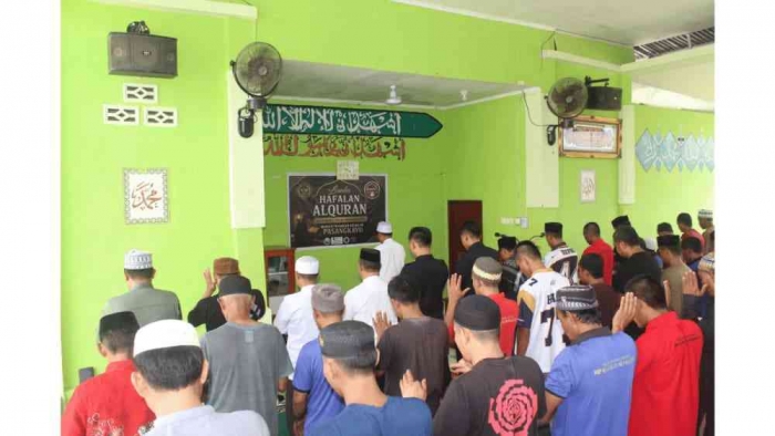 Suasana sholat istisqa' di rutan pasangkayu