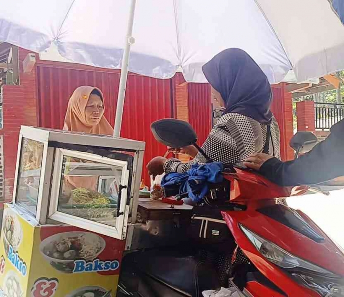 Bu Indah (bukan nama sebenarnya. Penjual bakso dan pentol yang banyak diminati pembeli (Dokumentasi pribadi: Isti Yogiswandani)