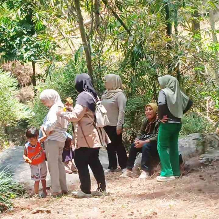 Rehat dan piknik bersama keluarga (Dokumentasi pribadi: Isti Yogiswandani)