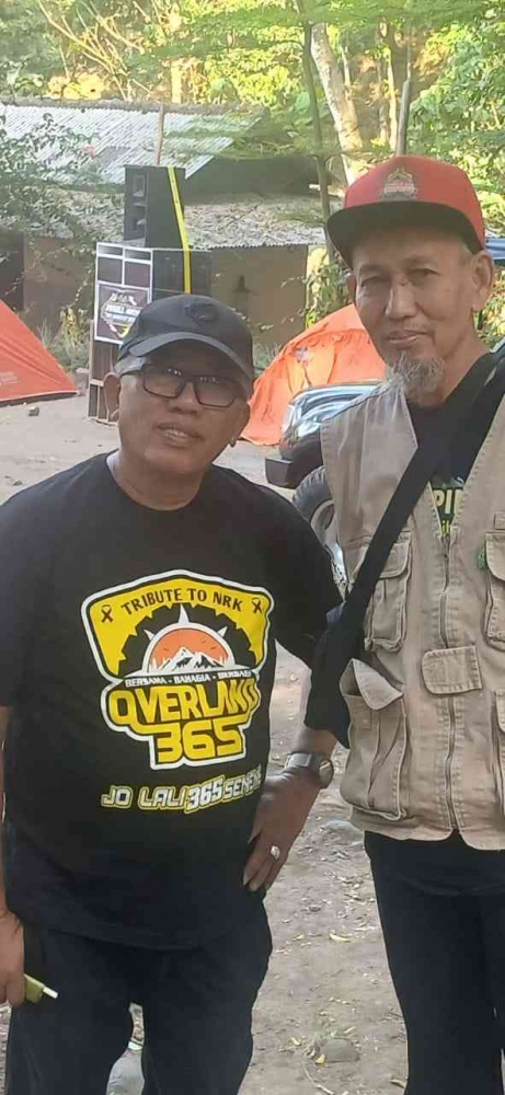Pak H Agus Susanto (berkaca mata), pemrakarsa, pelaksana dan donatur acara baksos anak langit overland 365 dan Tribute to NRK (Dokumentasi pribadi: Isti Yogiswandani)