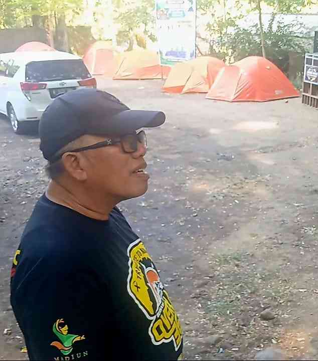 Om Agus dan tenda yang disediakan bagi anak yatim untuk berkemah (Dokumentasi pribadi: Isti Yogiswandani)