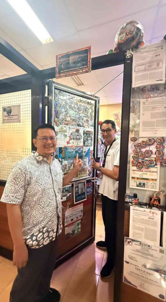 (Foto pribadi di Lab EAT, CAP, UNPATTI) Tampak pintu masuk ke lab riset Prof. Elim, pakar Fisika Nanosains dan Nanoteknologi di Indonesia timur.